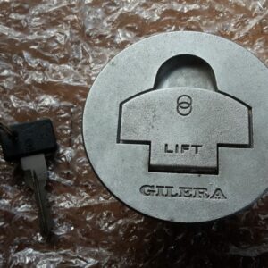 Gilera Piuma/SP02/GFR: Einen neuwertigen Tankdeckel mit einem Schlüssel.