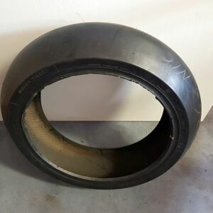 Neuer, älterer Bridgestone Hinterradslick 165/625 R17