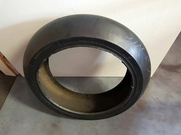 Neuer, älterer Bridgestone Hinterradslick 165/625 R17