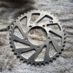 Gilera Saturno: Neues Kettenblatt Alu 44 Zähne