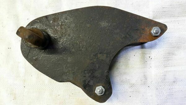 Eine Motoranschlussplatte mit Flachbolzen, vermutlich DKW RT 250 – Bild 3