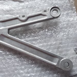 Gilera Saturno: Neuer, rechter Fußrastenträger